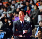 캐롯전 지휘하는 은희석 감독[포토]