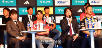 동해안더비 포항 김기동 감독과 나란히 앉은 홍명보 감독[포토]
