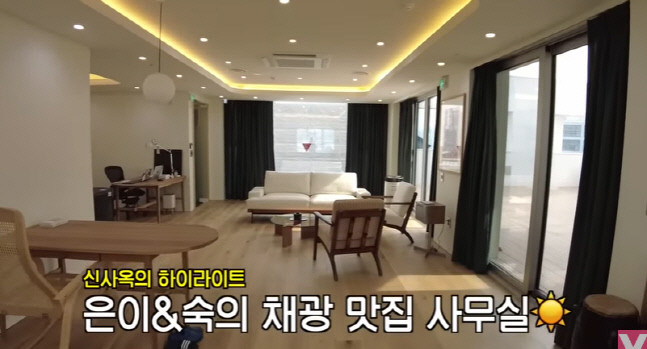 네, 제공된 내용을 종합하여 새로운 글을 작성해드리겠습니다. 내용을 종합한 결과로 다음과 같은 제목을 제안해드립니다: 한국의 코로나19 확진자 수가 다시 상승하며 방역 비상 상태 속 긴장감 고조