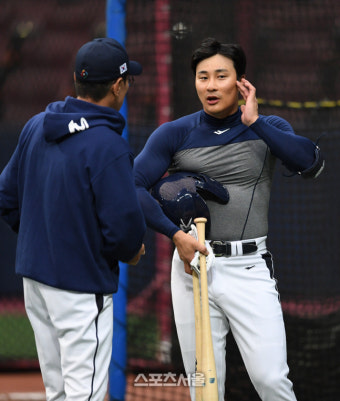 [포토]라이브 배팅 마친 김하성, 이강철 감독과