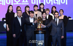 [포토]우승 트로피 노리는 각 팀 감독과 대표 선수들
