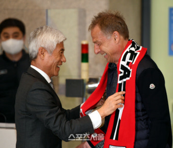 [포토] 클린스만, 축구협회 박경훈 전무와 인사