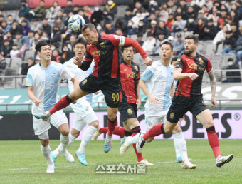 [포토]FC서울 일류첸코의 헤더슛