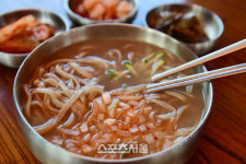 [여행js] 고구려의 기상과 맛은 어디에? 광개토왕비가 세워진 서삼릉 너른마당의 우리밀 칼국수는 맛과 영양이 최고!