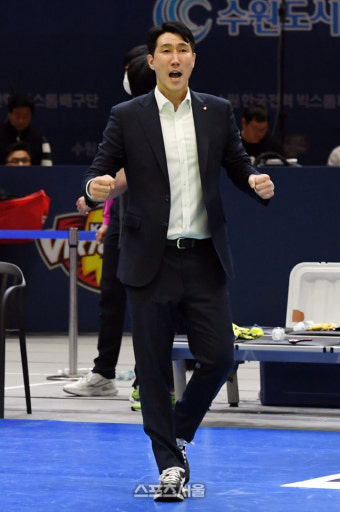 [포토]한국전력 권영민 감독, 주먹 불끈!