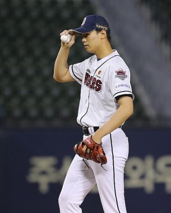 ‘김동주 5이닝 1실점’ 두산, ‘실책 남발’ 키움에 2-1 승리 [SS고척in]