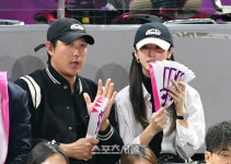 [포토]챔피언결정전 관전하는 황재균-지연 부부