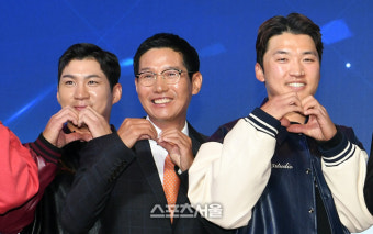 [포토]하트 만들어 보이는 염경엽 감독과 오지환-박해민, 미소 활짝