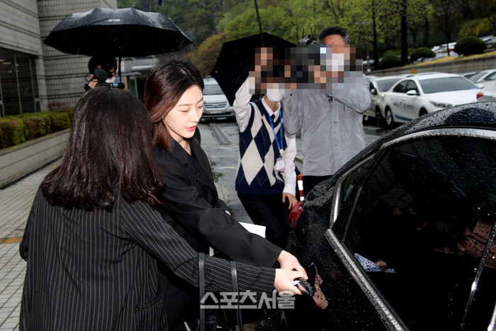 배우 김새론, 동료와 팬들의 눈물 속 엄수되는 발인식