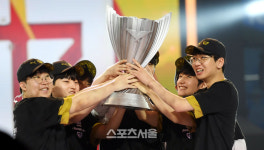 [포토] 젠지, LCK 우승트로피 들어 올렸다