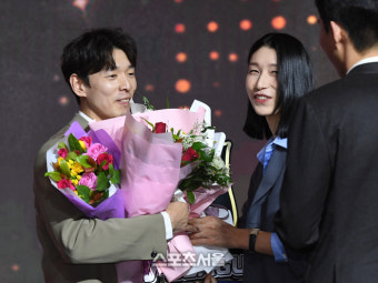 [포토]한선수의 MVP 축하하는 김연경