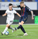 [포토]수원FC 라스의 슛