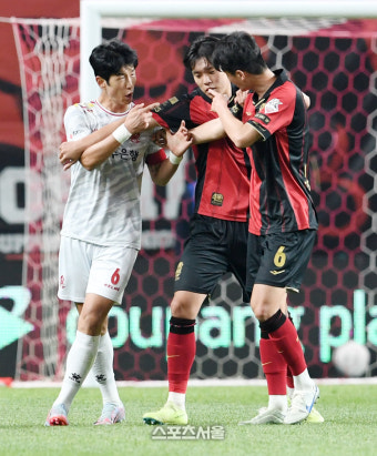 [포토]삿대질 주고 받는 FC서울 기성용과 광주FC 안영규