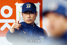 [포토]‘1이닝만 잘 버티자!’강인권 감독‘