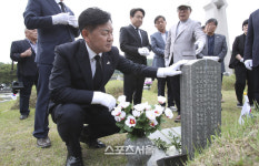 [포토] 김관영 전북도지사, 5.18 민주 묘역 참배