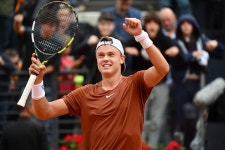 조코비치, 20세 ‘신성’ 홀거 루네에 또 졌다...1승2패 굴욕 [ATP 1000 로마오픈]