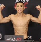 [로드 투 UFC 2] 눈썹까지 민 ‘강철부대’ 김상욱, 1R 서브미션 승.. 영어 실력도 뽐내