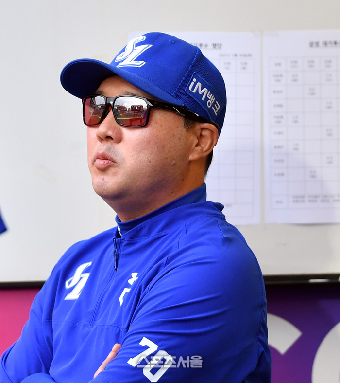 삼성 라이온즈의 박진만 감독, 선수들을 격려하며 LG전 승리에 열정 담은 리더십 기리 - KBO리그