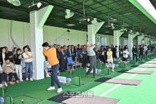 [포토]최승준 정선군수, “골프의 대중화 및 지역 경제 활성화에 큰 도움을 줄 것”...정선골프연습장 개장식