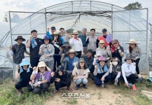 정읍시 고부면사무소·사회복지과 직원들, 영농철 농촌일손돕기 나서