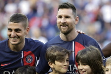 팬 야유, 헛발질, 2-3 역전패...메시 ‘최악의’ PSG 고별전