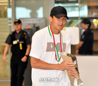 [포토]‘금빛트로피와 우승메달 걸고 귀국한’  김민재