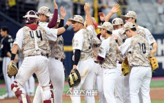 [포토]LG에 13-0으로 완승한 키움