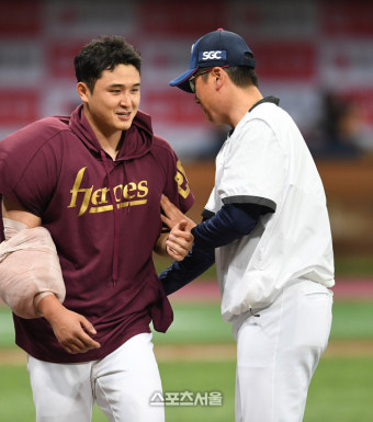 [포토]최원태의 시즌 5승 축하하는 키움 홍원기 감독