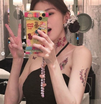 “열애설 사실 아냐” 한소희, 목과 쇄골에 나비-꽃 타투 가득 매혹적인 자태