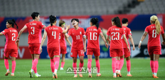 [포토] 장슬기 역전골에 환호하는 지소연