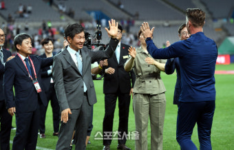 [포토] 정몽규 축구협회장과 하이파이브 하는 벨 감독