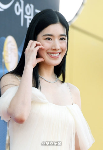 [포토]볼하트 만들어 보이는 정은채