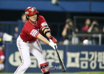[포토]통산 1,427 타점 기록하는 최정