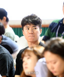 [포토] 한일전 지켜보는 이현중