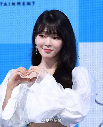 [포토]하트 만들어 보이는 오마이걸 승희