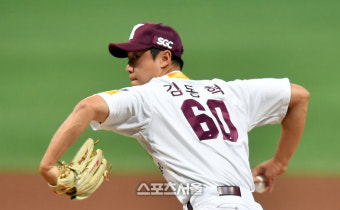 [포토]‘6회초 장재영 이어 등판’ 김동혁