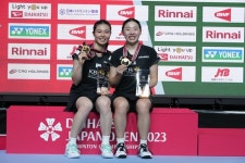 4년 만에 일본에 ‘태극기 휘날렸다’...김소영-공희용, 세계 1위 중국조 잡고 우승 [BWF 저팬오픈]