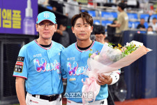 ‘수원 거포’ 박경수 2000경기 4사구 900개 동시 달성…진격의 마법사 군단 이끄는 ‘캡틴’ 오늘만큼은 주인공[SS 수원in]