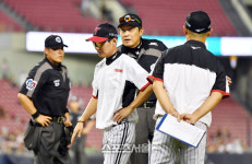 [포토] ‘박동원 3피트 수비방해 아웃 항의 염경엽 감독’