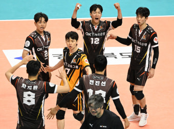 오기노 감독 ‘데뷔승’…‘블로킹 14개’ OK금융그룹, KB손해보험 완파[현장리뷰]