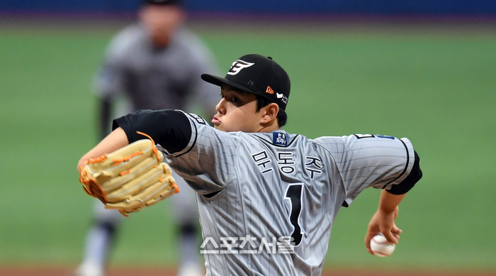 한화 문동주, 오른팔에 타구 맞아 X-레이 결과 발표 후 현 상태 관찰 계획 없음