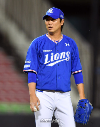 [포토]‘7회말 원태인 이어 등판한 우규민