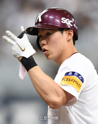 [포토]세 타석만에 3안타 경기 만드는 키움 김혜성