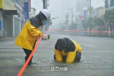 [포토]극한 호우속 시민 안전을 지키는 속초시 공무원!