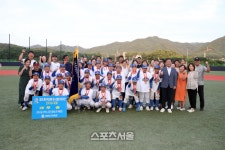 [포토]신영재 홍천군수, 제2회 홍천무궁화배 유소년클럽 최강자전 야구대회 참석