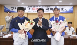 [포토]김관영 전북지사, 제57회 대통령배 전국 고교야구대회 우승...군산상일고 야구부 격려