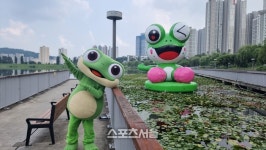 수원시, 원천호수 위 ‘초대형 수원이 조형물’ 전시
