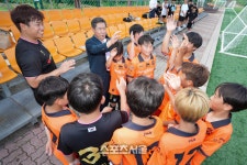 [포토]서흥원 양구군수, 강원FC 유소년 축구 클리닉 격려 방문
