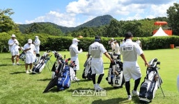 제이드팰리스GC에 등장한 ‘흰색 점프수트’ 무리 마스터스 떠오르네[SS 현장속으로]