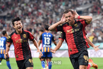 [포토]선제골로 1-0 리드 만드는 FC서울 일류첸코